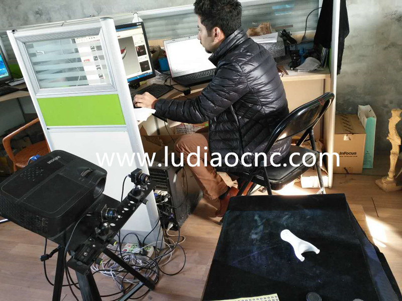 沙特客戶在學(xué)習(xí)三維立體掃描儀，掃描鞋楦專用