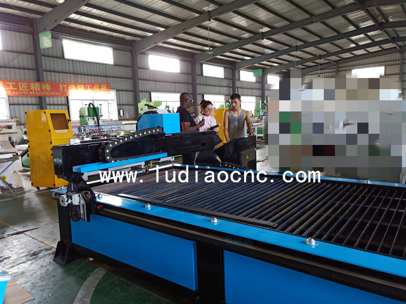 印度客戶在學(xué)習(xí)等離子金屬切割機(jī)