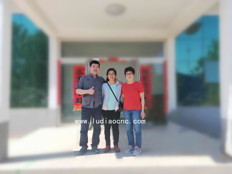 馬來西亞客戶前來定制6090小型雕刻機(jī)